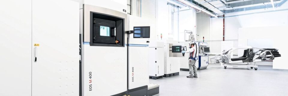 Im Metall-3D-Druck-Zentrum bei Audi stehen drei Maschinen, die mit selektive Laserschmelzen arbeiten. Noch ist Platz für mehr. Im Metall-3D-Druck-Zentrum bei Audi stehen drei Maschinen, die mit selektive Laserschmelzen arbeiten. Noch ist Platz für mehr.