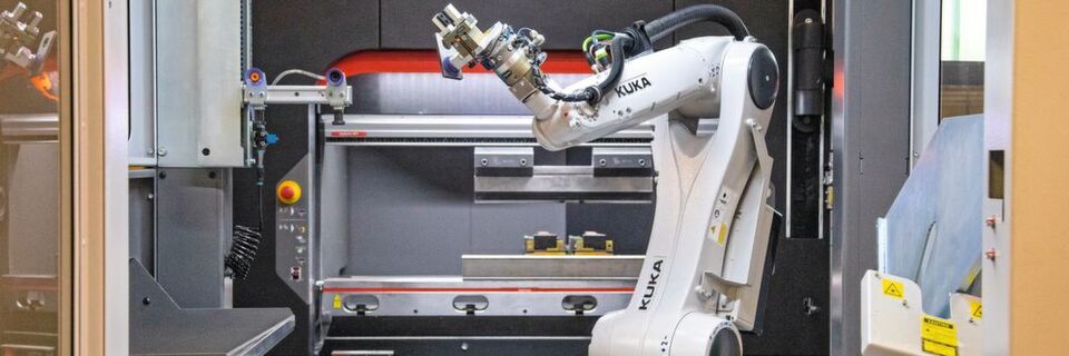 Der Aufbau der Mobile Bending Cell ermöglicht eine schnelle Umstellung vom manuellen auf den automatischen Betrieb und umgekehrt. Der Aufbau der Mobile Bending Cell ermöglicht eine schnelle Umstellung vom manuellen auf den automatischen Betrieb und umgekehrt.
