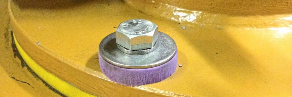 Durch die elastische Verschraubung mittels SLAB-Schwingungsisolationsplatten gelang es, die Körperschallübertragung komplett vom Sender, in diesem Fall der Pumpe, hin zum darunter liegenden Tank zu trennen Durch die elastische Verschraubung mittels SLAB-Schwingungsisolationsplatten gelang es, die Körperschallübertragung komplett vom Sender, in diesem Fall der Pumpe, hin zum darunter liegenden Tank zu trennen