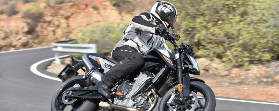 Die KTM 790 Duke in Aktion. Die KTM 790 Duke in Aktion.