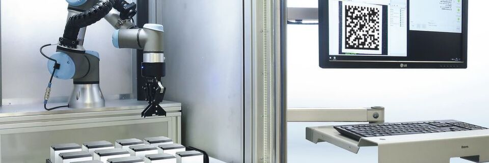 Diese Laserstation mit integriertem Industrieroboter hat ACI Laser entwickelt, um Werkstücke überall beschriften zu können. Diese Laserstation mit integriertem Industrieroboter hat ACI Laser entwickelt, um Werkstücke überall beschriften zu können.