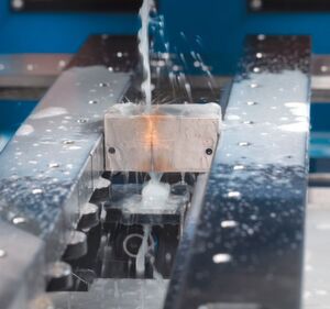 Knuths Drahterodieranlage Neospark 500 bei der üblichen Arbeit. Das Frankfurter Unternehmen Continental Engineering Services setzt seit einiger Zeit aber auf das mit der Anlage mögliche High-Speed-Wire EDM, um additiv gefertigte Metallteile von ihrer Grundplatte sauber und präzise zu trennen. Das schaffe das System besser als eine Säge. Knuth ist außerdem AMB-Aussteller in Halle 6 am Stand C37. Knuths Drahterodieranlage Neospark 500 bei der üblichen Arbeit. Das Frankfurter Unternehmen Continental Engineering Services setzt seit einiger Zeit aber auf das mit der Anlage mögliche High-Speed-Wire EDM, um additiv gefertigte Metallteile von ihrer Grundplatte sauber und präzise zu trennen. Das schaffe das System besser als eine Säge. Knuth ist außerdem AMB-Aussteller in Halle 6 am Stand C37.