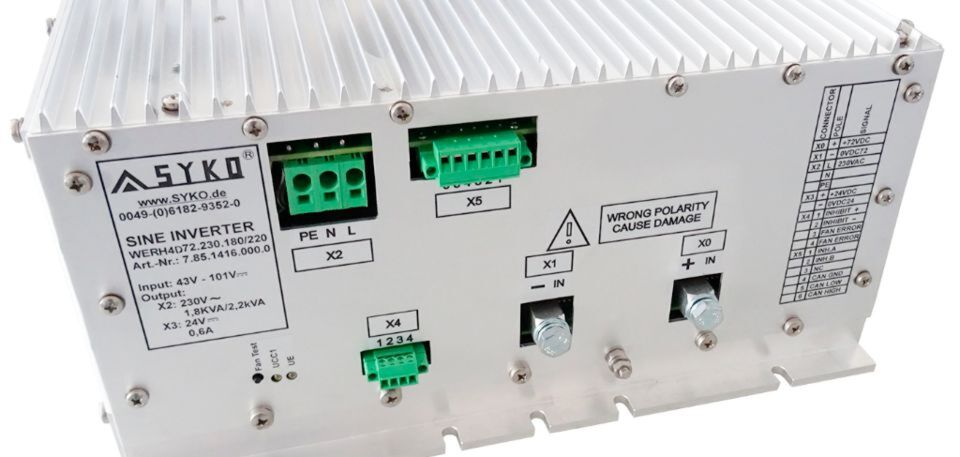 Batteriewechselrichter mit 2 kW dauernd und 2,4 kW dynamisch ab 24 V DC nominal, 110 V DC optional bis 220 V DC, auf 1 Ph/2 Ph 230 V50 bis optional 115 V/60 Hz. Batteriewechselrichter mit 2 kW dauernd und 2,4 kW dynamisch ab 24 V DC nominal, 110 V DC optional bis 220 V DC, auf 1 Ph/2 Ph 230 V50 bis optional 115 V/60 Hz.
