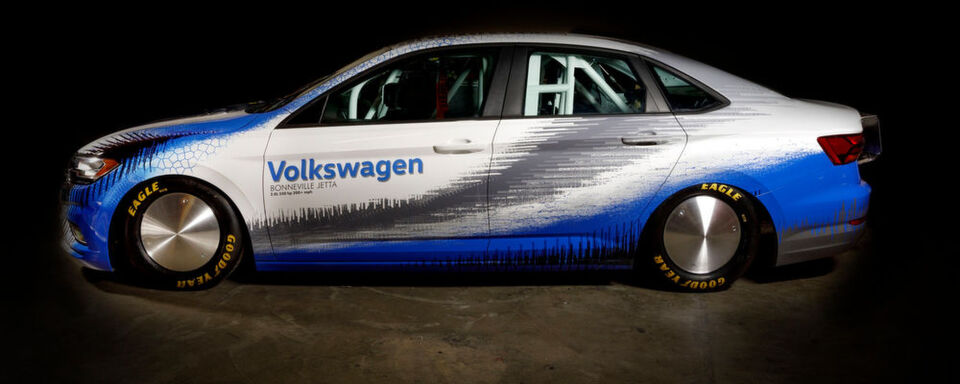 Mit einem speziell umgebauten Jetta will Volkswagen auf dem Bonneville-Salzsee bei Wendover im Bundesstaat Utah den Geschwindigkeitsweltrekord in seiner Klasse holen. Mit einem speziell umgebauten Jetta will Volkswagen auf dem Bonneville-Salzsee bei Wendover im Bundesstaat Utah den Geschwindigkeitsweltrekord in seiner Klasse holen.