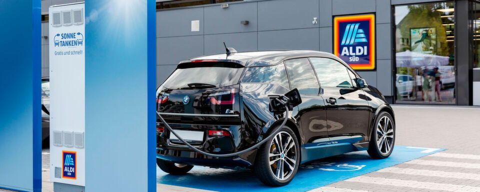 Aldi errichtet Schnellladestationen an Filialen entlang der Autobahn. Aldi errichtet Schnellladestationen an Filialen entlang der Autobahn.