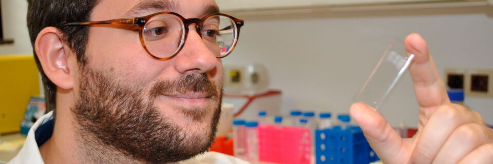 Um das neuronale Netzwerk zu trainieren, presste Alexander Kihm Blut durch hauchfeine Mikroröhrchen in einem Objektträger und klassifizierte die Blutkörperchen unter dem Mikroskop. Um das neuronale Netzwerk zu trainieren, presste Alexander Kihm Blut durch hauchfeine Mikroröhrchen in einem Objektträger und klassifizierte die Blutkörperchen unter dem Mikroskop.