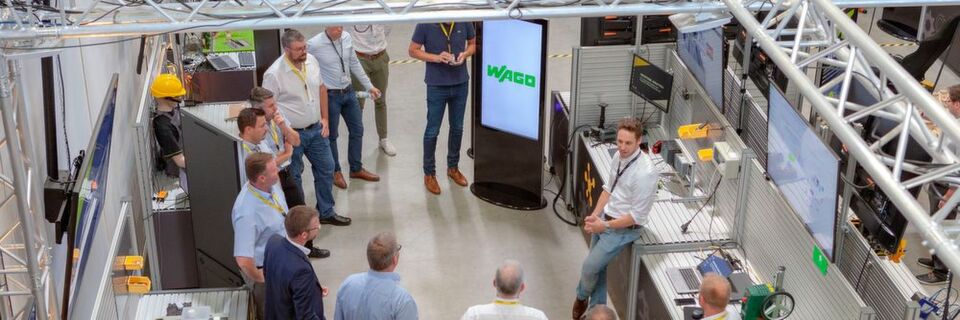 Teilnehmer einer Führung durch die IoT-Dauerausstellung. Teilnehmer einer Führung durch die IoT-Dauerausstellung.