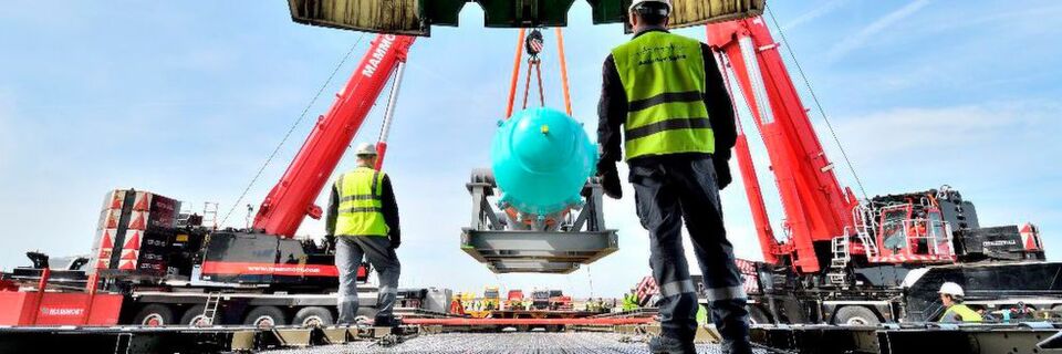Der rund 20 m lange und 140 t schwere Reformgas-Abhitzekessel wird per Tandemhub in die Antonov AN-225 verladen. Der rund 20 m lange und 140 t schwere Reformgas-Abhitzekessel wird per Tandemhub in die Antonov AN-225 verladen.