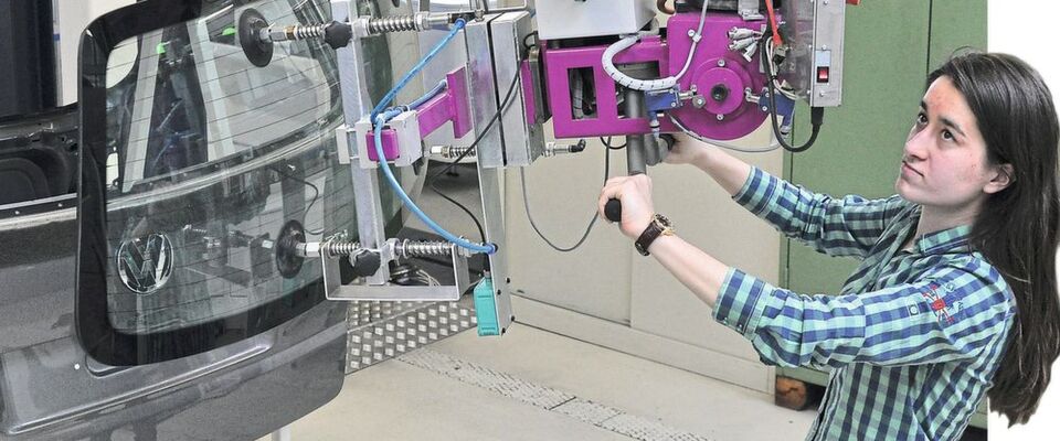 Mit dem Standpunktpapier zum Industriearbeitsplatz 2025 bestimmen die Forscher der WGP dank eines neuen Modells den derzeitigen und den zu erwartenden technologischen Stand der industriellen Automatisierung und leiten Handlungsbedarfe für Unternehmen und Gesellschaft ab. Mit dem Standpunktpapier zum Industriearbeitsplatz 2025 bestimmen die Forscher der WGP dank eines neuen Modells den derzeitigen und den zu erwartenden technologischen Stand der industriellen Automatisierung und leiten Handlungsbedarfe für Unternehmen und Gesellschaft ab.