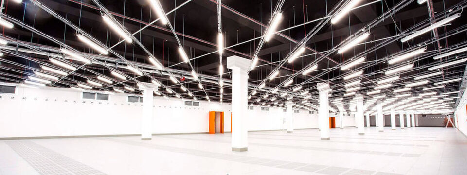 Der leerer Rechnersaal des „FDC1“ mit schwarz gestrichener Decke ist mit einem diagonal angebrachtem LED-Leuchtensystem versehen, das sensorgestützt nur da Licht erzeugt, wo sich jemand bewegt. Der leerer Rechnersaal des „FDC1“ mit schwarz gestrichener Decke ist mit einem diagonal angebrachtem LED-Leuchtensystem versehen, das sensorgestützt nur da Licht erzeugt, wo sich jemand bewegt.