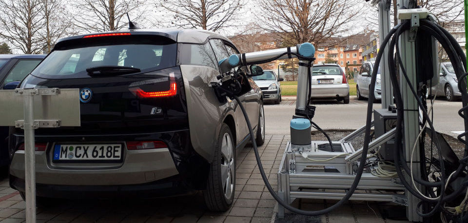 Die TU Graz hat einen Laderoboter für E-Autos entwickelt. Die TU Graz hat einen Laderoboter für E-Autos entwickelt.