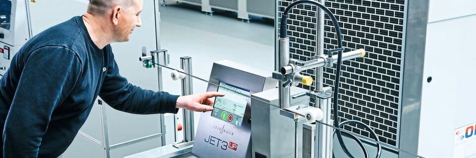 Bei Binder + Wöhrle können Mitarbeiter nun die neuen Informationen zur Kennzeichnung direkt am 10,4"-Touchscreen des Jet 3 up von Paul Leibinger einstellen. Bei Binder + Wöhrle können Mitarbeiter nun die neuen Informationen zur Kennzeichnung direkt am 10,4"-Touchscreen des Jet 3 up von Paul Leibinger einstellen.