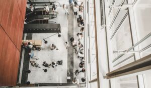 Unternehmen investieren viel Geld in Messeauftriffte, obwohl an der Wirtschaftlichtkeit Zweifel bestehen. Unternehmen investieren viel Geld in Messeauftriffte, obwohl an der Wirtschaftlichtkeit Zweifel bestehen.