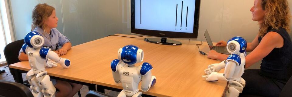 Wie wirkt sich die Anwesenheit von Robotern auf das menschliche Denken aus? Zumindest Kinder lassen sich von den putzigen Naos einen Bären aufbinden. Wie wirkt sich die Anwesenheit von Robotern auf das menschliche Denken aus? Zumindest Kinder lassen sich von den putzigen Naos einen Bären aufbinden.
