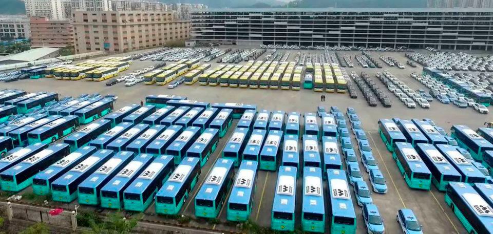 Binnen weniger Jahre hat die Stadtregierung von Shenzhen alle alten Dieselbusse ausgetauscht - und die E-Busse an das Kontrollzentrum angeschlossen. Binnen weniger Jahre hat die Stadtregierung von Shenzhen alle alten Dieselbusse ausgetauscht - und die E-Busse an das Kontrollzentrum angeschlossen.