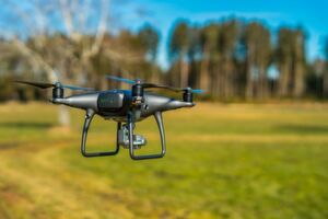 Unbemannte Flugsysteme (unmanned aircraft systems, UAS) wie beispielsweise Quadcopter werden für den kommerziellen, aber auch für den industriellen Markt immer interessanter. Bei der Entwicklung dieser Systeme muss besonders scharf auf die Sicherheit geachtet werden. Unbemannte Flugsysteme (unmanned aircraft systems, UAS) wie beispielsweise Quadcopter werden für den kommerziellen, aber auch für den industriellen Markt immer interessanter. Bei der Entwicklung dieser Systeme muss besonders scharf auf die Sicherheit geachtet werden.