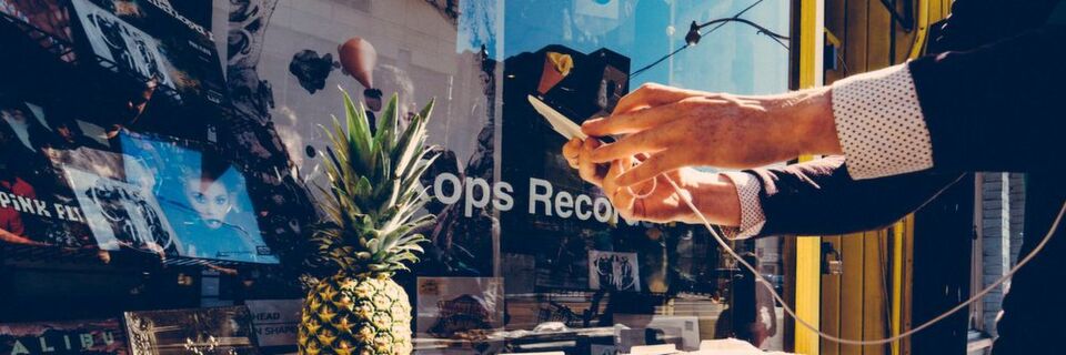 Augmented Reality kann eine Brücke zwischen dem physischen Verkaufstresen und dem E-Commerce schlagen. Augmented Reality kann eine Brücke zwischen dem physischen Verkaufstresen und dem E-Commerce schlagen.