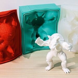 Eine Gussform für die Gussform! Oder: die Herstellung eines Objekts durch das Metamold-Verfahren. Die Metamolds (rot) werden zur Herstellung der Silikonformen verwendet (grünliche und weiße Formen). Diese Silikonformen können dann wiederholt zum Formen von Replikaten (vorne Mitte) verwendet werden, beschreibt das IST Austria diese einfache Werkzeugbau-Idee. Eine Gussform für die Gussform! Oder: die Herstellung eines Objekts durch das Metamold-Verfahren. Die Metamolds (rot) werden zur Herstellung der Silikonformen verwendet (grünliche und weiße Formen). Diese Silikonformen können dann wiederholt zum Formen von Replikaten (vorne Mitte) verwendet werden, beschreibt das IST Austria diese einfache Werkzeugbau-Idee.