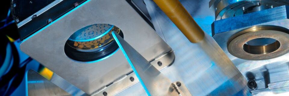 Für das EU-Projekt Ultra Surface entwickelter piezoelektrisch deformierbarer Spiegel, der dafür sorgt, dass sich der Laserstrahl mit Schaltzeiten von unter fünf Millisekunden und damit sehr schnell an die Bearbeitungssituation anpasst. Für das EU-Projekt Ultra Surface entwickelter piezoelektrisch deformierbarer Spiegel, der dafür sorgt, dass sich der Laserstrahl mit Schaltzeiten von unter fünf Millisekunden und damit sehr schnell an die Bearbeitungssituation anpasst.