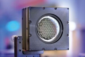 Eine Optik ist für das Polieren und die Bearbeitung von dünnen Schichten mit dem Laser ausgelegt. Das Forschungsteam setzt dabei den piezoelektrisch kontinuierlich deformierbaren Spiegel (PDM) ein. Eine Optik ist für das Polieren und die Bearbeitung von dünnen Schichten mit dem Laser ausgelegt. Das Forschungsteam setzt dabei den piezoelektrisch kontinuierlich deformierbaren Spiegel (PDM) ein.