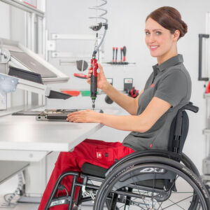 Menschen, die im Rollstuhl sitzen oder geh- und stehbehindert sind, verfügen häufig über einen eingeschränkten Greifraum. Daher sollten alle benötigten Arbeitsmittel wie Werkzeuge oder Bauteile im unmittelbaren Greifraum angeordnet sein. Schwenkarme ermöglichen beispielsweise eine individuell anpassbare Materialbereitstellung. Menschen, die im Rollstuhl sitzen oder geh- und stehbehindert sind, verfügen häufig über einen eingeschränkten Greifraum. Daher sollten alle benötigten Arbeitsmittel wie Werkzeuge oder Bauteile im unmittelbaren Greifraum angeordnet sein. Schwenkarme ermöglichen beispielsweise eine individuell anpassbare Materialbereitstellung.
