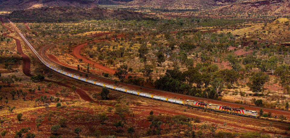 Bis zu 2.500 m lang können die Erzzüge der Rio Tinto Minengesellschaft werden. Jetzt war in Australien erstmals einer dieser Züge vollautonom unterwegs. Bis zu 2.500 m lang können die Erzzüge der Rio Tinto Minengesellschaft werden. Jetzt war in Australien erstmals einer dieser Züge vollautonom unterwegs.