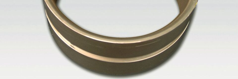 Diese Hochleistungsbuchse ist mit einer Aluminiumbronze von Albromet überzogen. Diese Hochleistungsbuchse ist mit einer Aluminiumbronze von Albromet überzogen.