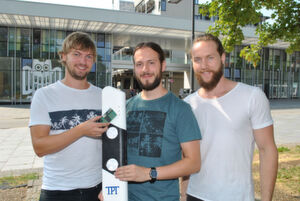 Das Sensorsystem gegen Falschfahrer, das Daniel Gillo (l.) Benjamin Kirsch (Mitte) und Julian Neu (r.) an der Saar-Universität entwickelt haben, wird im oberen Teil eines Leitpfostens installiert. Das Sensorsystem gegen Falschfahrer, das Daniel Gillo (l.) Benjamin Kirsch (Mitte) und Julian Neu (r.) an der Saar-Universität entwickelt haben, wird im oberen Teil eines Leitpfostens installiert.