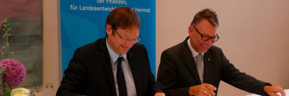 Der Bayerische Finanz- und Heimatstaatssekretär Dr. Hans Reichhart (l.) und der Thüringer Finanzstaats-sekretär und CIO Dr. Hartmut Schubert bei der Vertragsunterzeichnung Der Bayerische Finanz- und Heimatstaatssekretär Dr. Hans Reichhart (l.) und der Thüringer Finanzstaats-sekretär und CIO Dr. Hartmut Schubert bei der Vertragsunterzeichnung