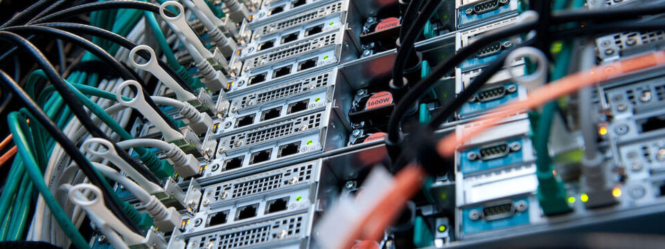 Der Ulmer Supercomputer „Justus“ bekommt ein Nachfolgemodell, das neben der Batterieforschung und Medikamentenentwicklung auch der Quantentechnologie und Festkörperphysik zur verfügung stehen soll. Der Ulmer Supercomputer „Justus“ bekommt ein Nachfolgemodell, das neben der Batterieforschung und Medikamentenentwicklung auch der Quantentechnologie und Festkörperphysik zur verfügung stehen soll.
