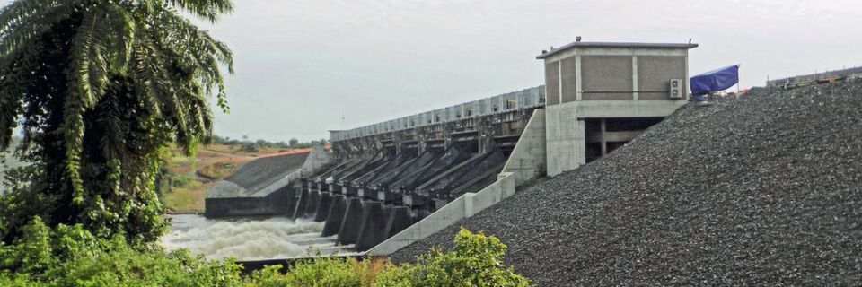 Seit Ende 2016 produziert der Mount Coffee Staudamm in Liberia wieder Strom vor allem für die Millionenstadt Monrovia. Eine intelligente IO-Link Installation verknüpft dabei über weite Strecken dutzende von Sensoren und Aktoren am Staudamm. Seit Ende 2016 produziert der Mount Coffee Staudamm in Liberia wieder Strom vor allem für die Millionenstadt Monrovia. Eine intelligente IO-Link Installation verknüpft dabei über weite Strecken dutzende von Sensoren und Aktoren am Staudamm.