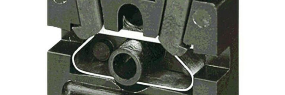Das Patent 838778 war der Grundstein der Erfolgsgeschichte von Wago. Hinter dem Aktenzeichen im Patentamt verbarg sich eine ein- oder mehrpolige in einem Isolierstoffformstück berührungssicher eingebettete Klemme für schraublosen Anschluss von elektrischen Leitern. Das Patent 838778 war der Grundstein der Erfolgsgeschichte von Wago. Hinter dem Aktenzeichen im Patentamt verbarg sich eine ein- oder mehrpolige in einem Isolierstoffformstück berührungssicher eingebettete Klemme für schraublosen Anschluss von elektrischen Leitern.