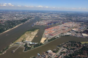 136,5 Millionen Tonnen Ladung gingen 2017 über die Kaikanten des Hamberger Hafens, darunter rund 8,8 Millionen Standardcontainer (TEU). Damit ist Hamburg der drittgrößte Containerhafen in Europa und steht auf Platz 18 in der Liste der weltweit größten Containerhäfen. 136,5 Millionen Tonnen Ladung gingen 2017 über die Kaikanten des Hamberger Hafens, darunter rund 8,8 Millionen Standardcontainer (TEU). Damit ist Hamburg der drittgrößte Containerhafen in Europa und steht auf Platz 18 in der Liste der weltweit größten Containerhäfen.