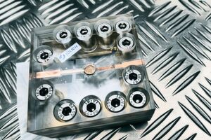 Testaufbau für die Festkörperbatterie: Die Batterie von der Größe einer Knopfzelle befindet sich in der Mitte des Plexiglasgehäuses, welches die dauerhafte Kontaktierung der Batterie sicherstellt. Testaufbau für die Festkörperbatterie: Die Batterie von der Größe einer Knopfzelle befindet sich in der Mitte des Plexiglasgehäuses, welches die dauerhafte Kontaktierung der Batterie sicherstellt.