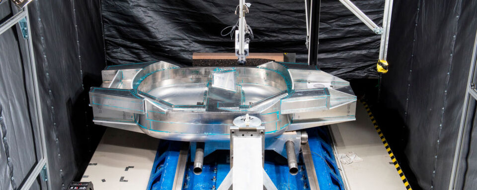 Das Safe Light Regional Vehicle (SLRV) des DLR zeichnet sich durch eine sehr leichte und gleichzeitig besonders sichere Karosserie in Sandwich-Bauweise aus. Das Safe Light Regional Vehicle (SLRV) des DLR zeichnet sich durch eine sehr leichte und gleichzeitig besonders sichere Karosserie in Sandwich-Bauweise aus.
