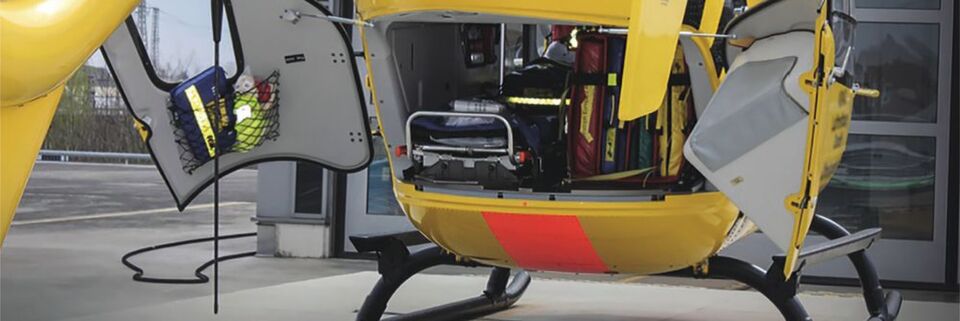 Die Patientenliege im Rettungshelikopter wird von Hand geschwenkt und muss sich daher leicht und gleichmäßig drehen lassen. Das Gesamtgewicht liegt bei 46 kg – die Drehverbindung darf maximal 800 g wiegen. Die Patientenliege im Rettungshelikopter wird von Hand geschwenkt und muss sich daher leicht und gleichmäßig drehen lassen. Das Gesamtgewicht liegt bei 46 kg – die Drehverbindung darf maximal 800 g wiegen.