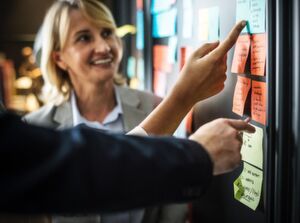 „Die Geschäftsleitung sollte auch die Steuerung der Customer Journey übernehmen.“, so rät der Experte Michael Kenfenheuer, Vorstandsvorsitzender der adesso AG. „Die Geschäftsleitung sollte auch die Steuerung der Customer Journey übernehmen.“, so rät der Experte Michael Kenfenheuer, Vorstandsvorsitzender der adesso AG.