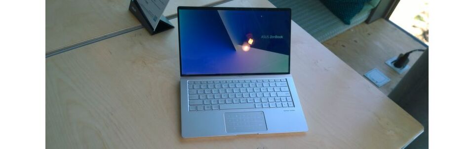 Das laut Asus kompakteste 13-Zoll-Notebook weltweit ist das neue Zenbook 13 mit knapp über 30 cm Gehäusebreite. Das laut Asus kompakteste 13-Zoll-Notebook weltweit ist das neue Zenbook 13 mit knapp über 30 cm Gehäusebreite.