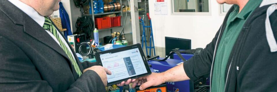 Überzeugungsarbeit: Auf dem Tablet können die Außendienstler bei Bedarf ihren Kunden kleine Produktvideos vorführen. Überzeugungsarbeit: Auf dem Tablet können die Außendienstler bei Bedarf ihren Kunden kleine Produktvideos vorführen.