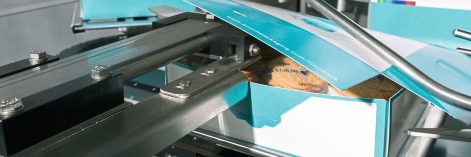 Der integrierte Topload Kartonierer Kliklok ITC richtet Schachteln auf, belädt sie mit vorverpackten Süßigkeiten und verpackt das Ganze. Zum Einsatz kommen das XTS-System von Beckhoff und ein Führungssystem von Hepco Motion. Der integrierte Topload Kartonierer Kliklok ITC richtet Schachteln auf, belädt sie mit vorverpackten Süßigkeiten und verpackt das Ganze. Zum Einsatz kommen das XTS-System von Beckhoff und ein Führungssystem von Hepco Motion.