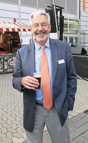Der Amerikaner, der zum Rheinländer wurde: Mit einem Altbier in der Hand sagt Messe-Vorstand Joachim Schäfer „goodbye“. Der Amerikaner, der zum Rheinländer wurde: Mit einem Altbier in der Hand sagt Messe-Vorstand Joachim Schäfer „goodbye“.