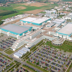 Luftaufnahme des Globalfoundries-Werk in Dresden. Der Auftragsfertiger für Halbleiterprodukte hat angekündigt, seine laufenden Programme zur Fertigung von Chips mit Strukturgrößen von 7nm und kleiner bis auf Weiteres einzustellen. Luftaufnahme des Globalfoundries-Werk in Dresden. Der Auftragsfertiger für Halbleiterprodukte hat angekündigt, seine laufenden Programme zur Fertigung von Chips mit Strukturgrößen von 7nm und kleiner bis auf Weiteres einzustellen.