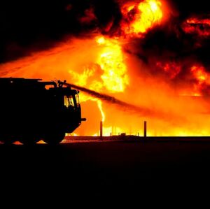 Bis zu 600 Einsatzkräfte von Feuerwehr und Technischen Hilfswerk sollen bei dem Großbrand im Einsatz gewesen sein. (Symbolbild) Bis zu 600 Einsatzkräfte von Feuerwehr und Technischen Hilfswerk sollen bei dem Großbrand im Einsatz gewesen sein. (Symbolbild)
