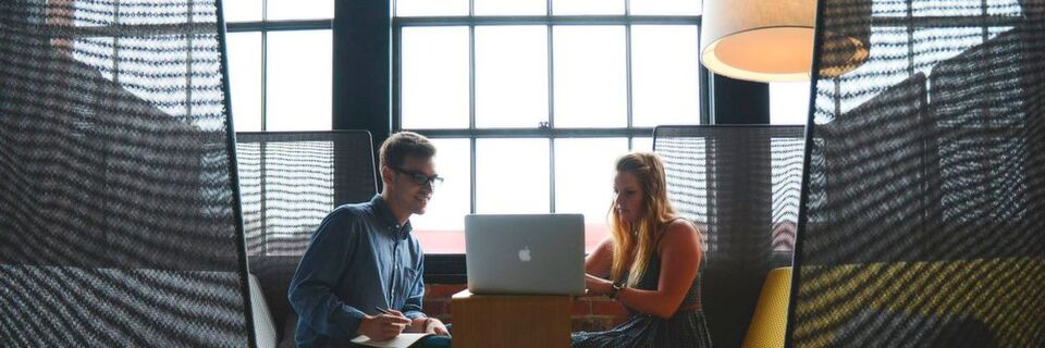 Industrieschick und Vintage-Möbel sind nicht nur bei Startups angesagt. Immer mehr Unternehmen mieten sich in Coworking-Büros ein. Industrieschick und Vintage-Möbel sind nicht nur bei Startups angesagt. Immer mehr Unternehmen mieten sich in Coworking-Büros ein.
