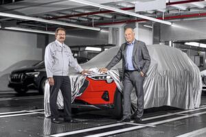 Peter Kössler (rechts), Produktionsvorstand der Audi AG und Patrick Danau, Geschäftsführer von Audi Brussels, stehen bei einem der ersten Serienmodelle des Audi E-Tron. Peter Kössler (rechts), Produktionsvorstand der Audi AG und Patrick Danau, Geschäftsführer von Audi Brussels, stehen bei einem der ersten Serienmodelle des Audi E-Tron.