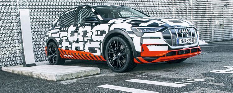 Die Batterie des E-Tron soll mit 150 kW Ladeleistung in 30 Minuten voll geladen sein. Hierfür will Audi gemeinsam mit BMW, Daimler und Ford ein eigenes Netz an Gleichstrom-Schnellladestationen aufbauen. Die Batterie des E-Tron soll mit 150 kW Ladeleistung in 30 Minuten voll geladen sein. Hierfür will Audi gemeinsam mit BMW, Daimler und Ford ein eigenes Netz an Gleichstrom-Schnellladestationen aufbauen.