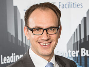 Holger Zultner: „Der Aufwand für die Abstimmung der einzelnen Gewerke, die Nachführung von Zeitplänen, das Aktualisieren der Kostenübersicht sowie für die Information der Geschäftsführung oder des Vorstands sind enorm uns steigen exponentiell mit der wachsenden Größe eines Projekts.“ Holger Zultner: „Der Aufwand für die Abstimmung der einzelnen Gewerke, die Nachführung von Zeitplänen, das Aktualisieren der Kostenübersicht sowie für die Information der Geschäftsführung oder des Vorstands sind enorm uns steigen exponentiell mit der wachsenden Größe eines Projekts.“