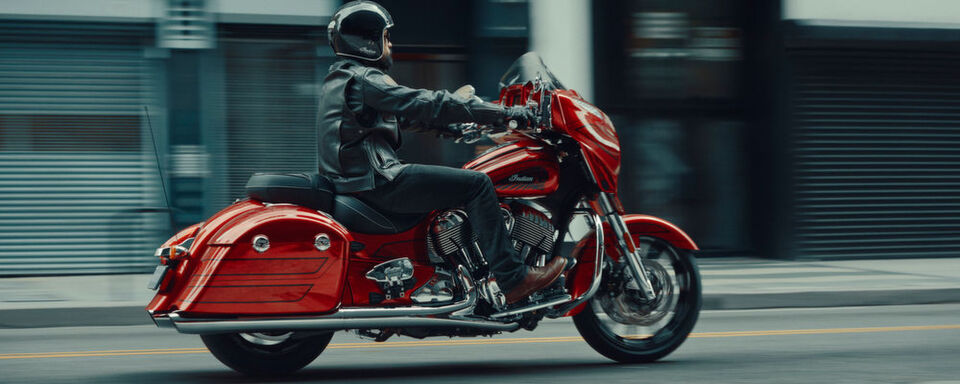 Stehen weiter unter Dampf: die Motorradneuzulassungen im August. Ein Dampfhammer ist ganz gewiss auch die Indian Chieftain Elite. Stehen weiter unter Dampf: die Motorradneuzulassungen im August. Ein Dampfhammer ist ganz gewiss auch die Indian Chieftain Elite.