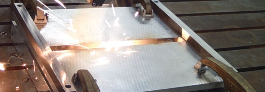 Beim Laserstrahlschweißen wird Wärme gezielt und nur in geringem Maße in das Werkstück eingebracht. Beim Laserstrahlschweißen wird Wärme gezielt und nur in geringem Maße in das Werkstück eingebracht.