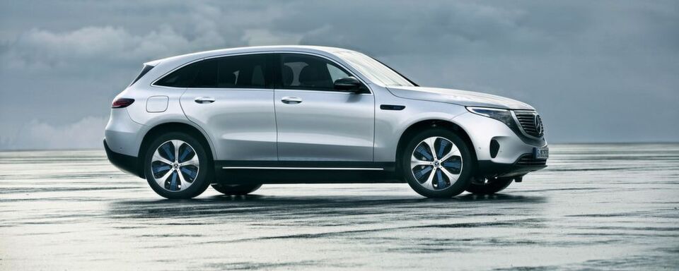 Daimlers erstes Elektroauto: Der Mercedes-Benz EQC soll ab Mitte 2019 verfügbar sein. Daimlers erstes Elektroauto: Der Mercedes-Benz EQC soll ab Mitte 2019 verfügbar sein.